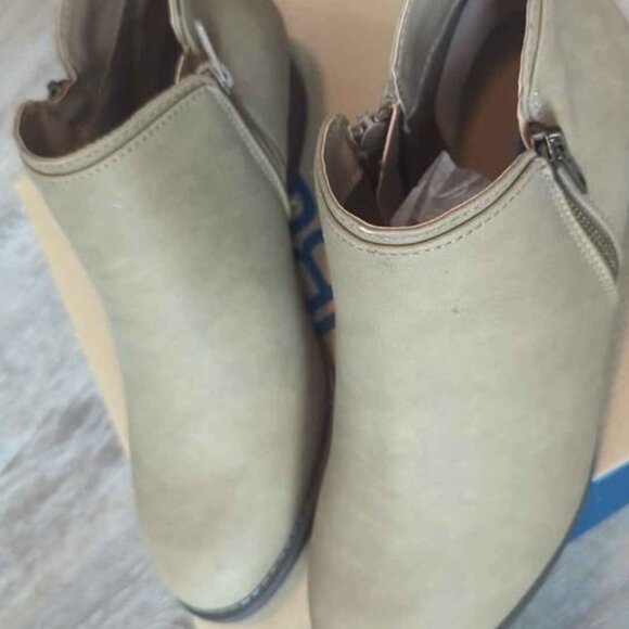 Jbu triumph booties women's size 8 taupe new - Picture 1 of 4